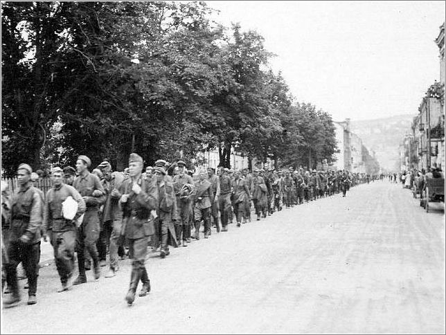 Germans troops march captured prisoners through Przemysl